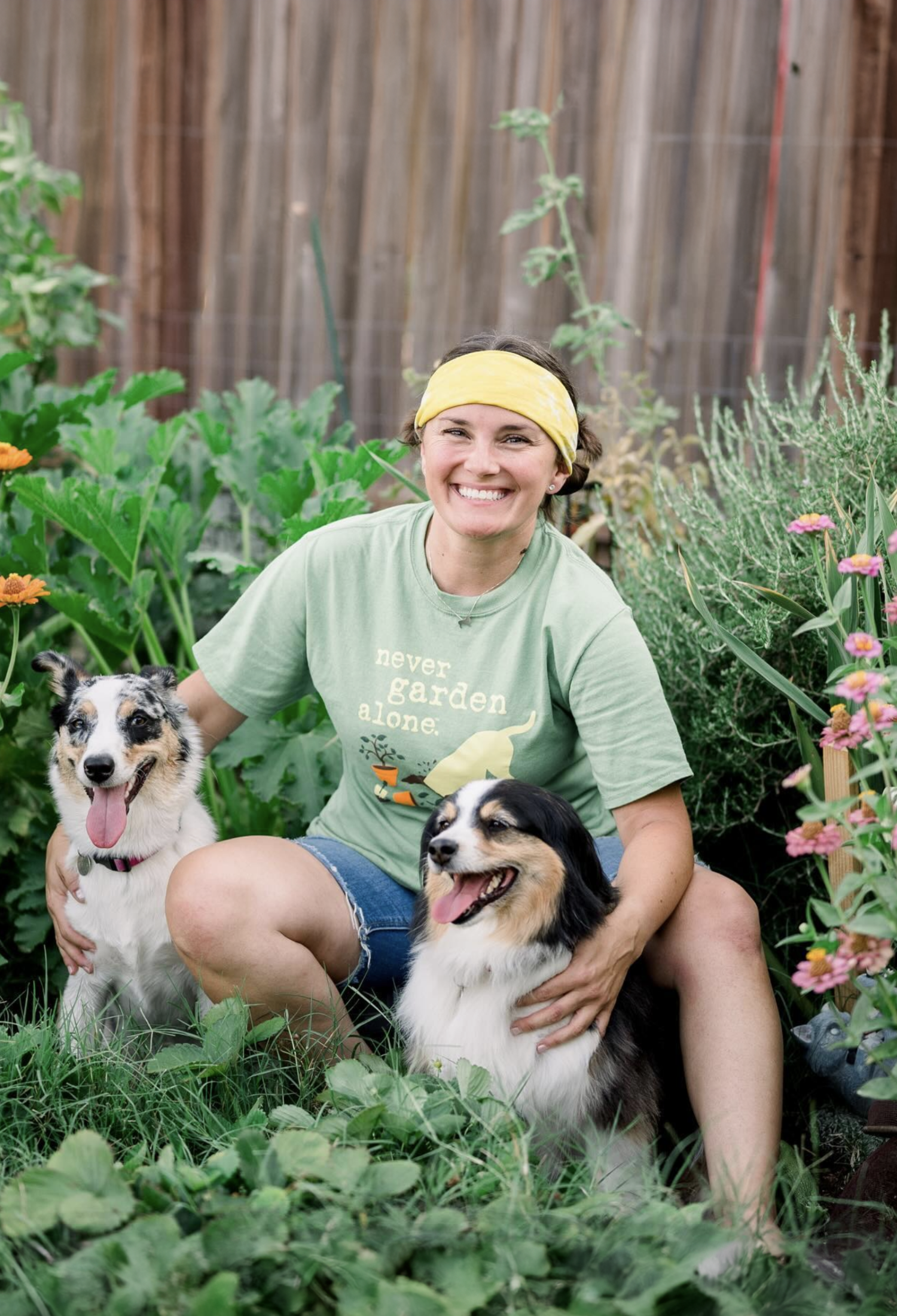 T-shirt: Never Garden Alone Flo Blue
